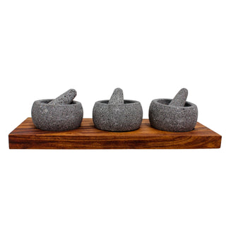 Juego de 3 salseras redondas Eyi de piedra volcánica de 9cm/3.5in de diámetro y tejolote con base de madera parota, salseros