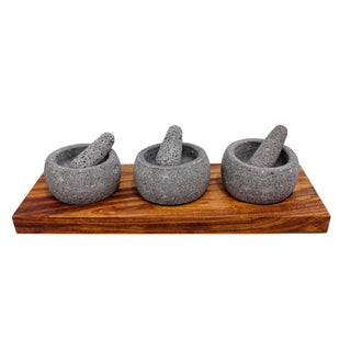 Juego de 3 salseras redondas Eyi de piedra volcánica de 9cm/3.5in de diámetro y tejolote con base de madera parota, salseros